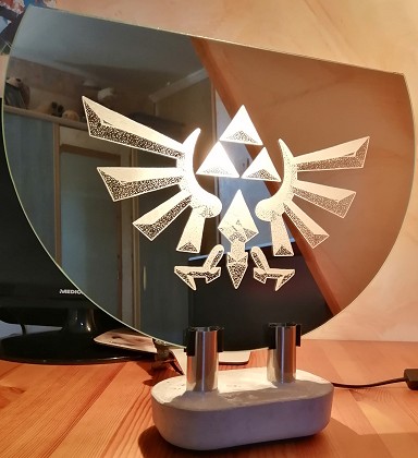 gravure emblème de la Triforce sur miroir